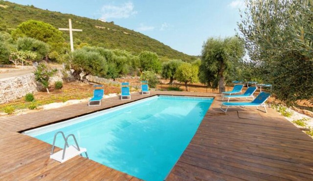 GuestHost - Spacious villa & trullo with swimming pool, able to comfortably accommodate up to 20 people. The accommodation boasts two views (north and south), from which you can admire both the sea and the hills of the Murgia, and offers large outdoor sp