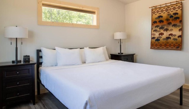 Hire Motorized Watercraft on Site! 4 Modern Spaces w/ Breathtaking Views, Pool in Boardman