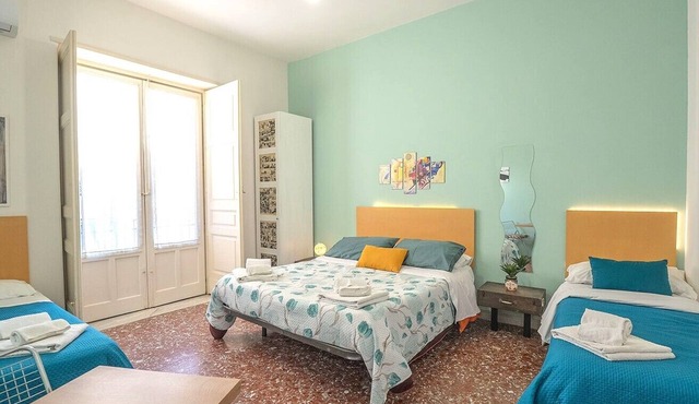 Historic Sicilian Home for 10 Guests with Balconies in Old Town Catania