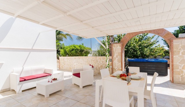 Holiday Home 'Luna Rossa Salento - Casa Rossa' with Sea View, Jacuzzi & Wi-Fi