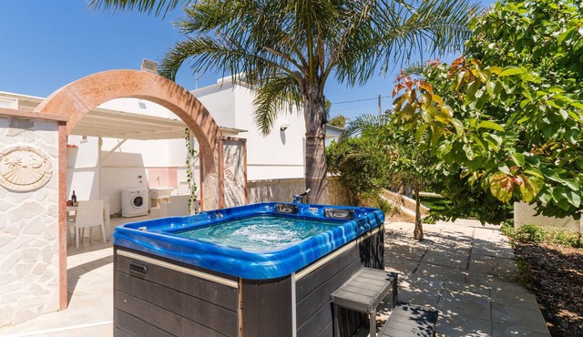 Holiday Home 'Luna Rossa' with Private Terrace, Wi-Fi and Air Conditioning