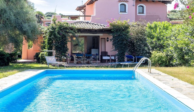 Holiday Home 'Villa Rosa with Private Pool', Wi-Fi and Air Conditioning