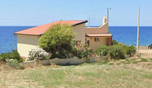 House by the sea - just a few steps to the beach, with garden & terrace