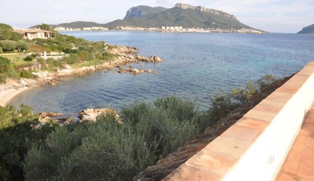 In a villa with garden overlooking the sea, an apartment with sunny terrace.