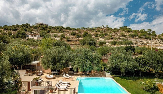 Infinity pool villa amongst citrus groves in Noto