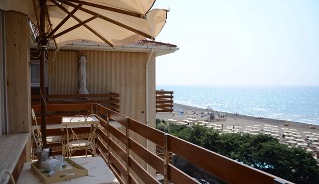 Le Finestre - One Bedroom Apartment, Sleeps 5 in Marina di Castagneto Carducci