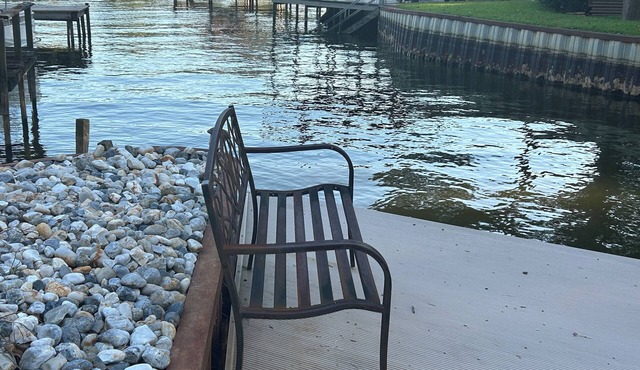 Lake Front Cozy Cottage - PRIVATE DOCK - KAYAKS INCLUDED! LATE SUNDAY CHECKOUT in Tool