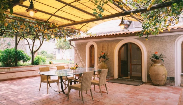 Located at Ravello's center, at 1' walk from the bus station & shopping area.