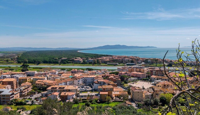 Lovely apartment in villa for 6 guests with A/C, WIFI, pool, TV and terrace in Castiglione Della Pescaia