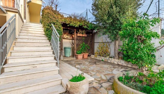 Lovely apartment for 5 guests with A/C, WIFI, TV, terrace, pets allowed and panoramic view in Montorso
