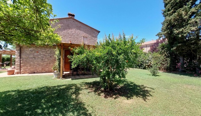 Lovely flat with private covered terrace,large pool and shared garden,Wi-Fi. in Toscana