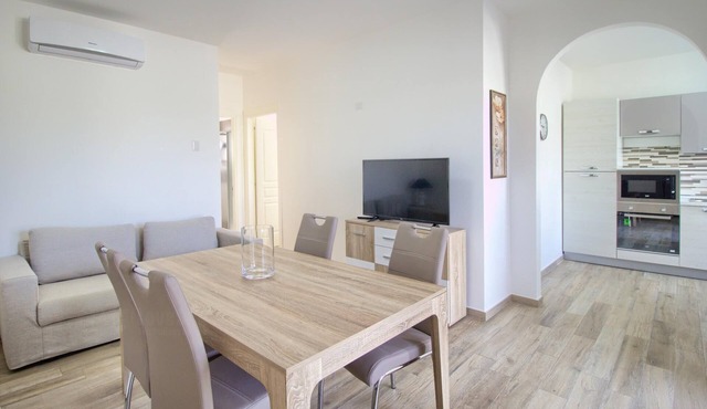 Luci Front Beach House