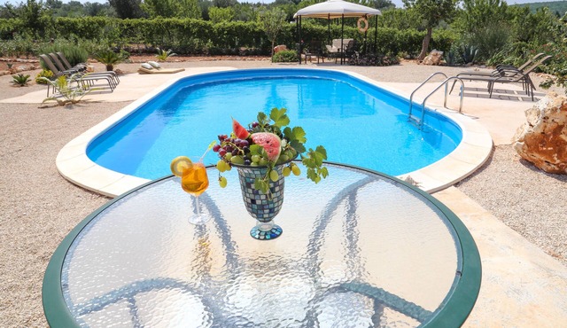 LUX TRULLO OF THE XVIII SEC. WITH PANORAMIC POOL AND LARGE GARDEN (10' OSTUNI)