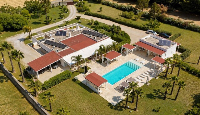 Luxury Home & Pool by Symphonya Rentals