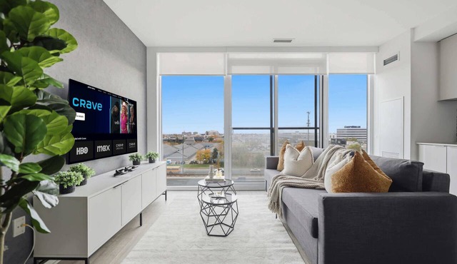 Modern Suite, Panoramic Views, Parking in Toronto