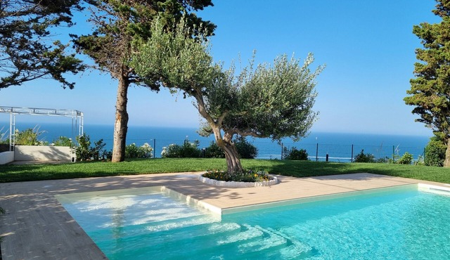 New on the Trabocchi Coast, villa with pool facing the sea.