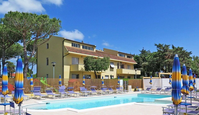 Nice apartment for 6 people with WIFI, A/C, pool, TV, patio and pets allowed in Cecina