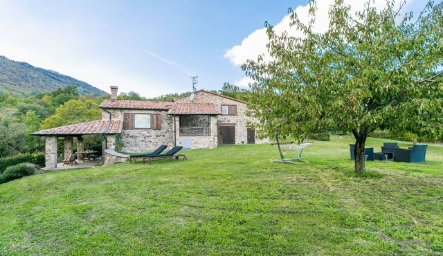 Nice apartment for 9 guests with WIFI, TV, patio and pets allowed in Montieri
