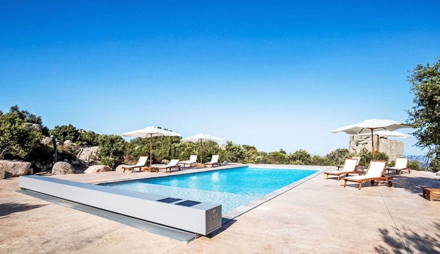 Nice apartment in villa for 4 guests with WIFI, pool, A/C, TV, patio and pets allowed