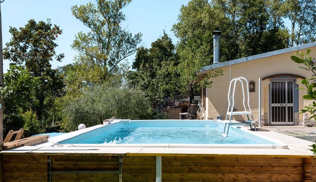 Nice apartment in villa with pool, WIFI, TV, pets allowed and panoramic view, close to Urbino in Montefabbri