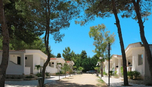 Nice apartment in villa for 4 guests with pool, WIFI, A/C, TV, terrace and pets allowed