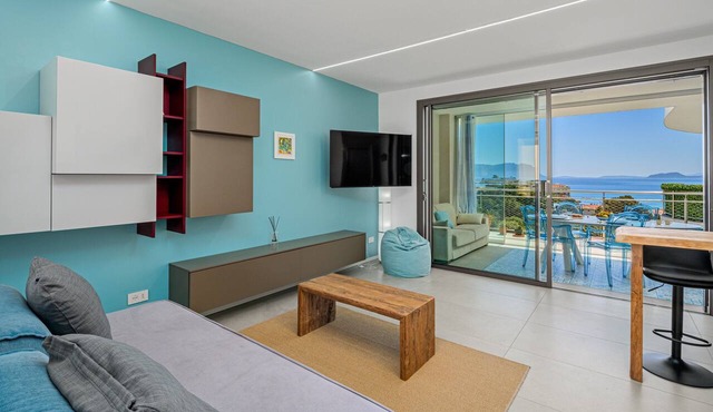 'Pascoli Suite Apartment' with Sea View, Wi-Fi and Air Conditioning