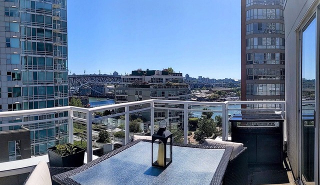 Penthouse with 3 decks w/water views on Beach/Seawall in Vancouver