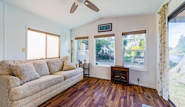 Quiet Riverfront Oasis & Getaway Cabin in Brookings