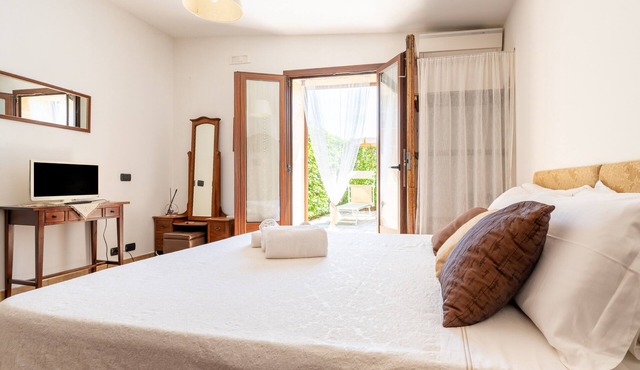 Room 'Masseria Giamarra, Room 1' with Shared Pool, Wi-Fi and Air Conditioning