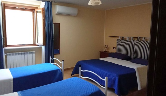 Room 'Quadrupla' with Shared Pool, Wi-Fi and Air Conditioning in Castelforte