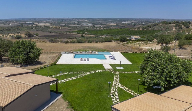 Rural complex with pool in Noto