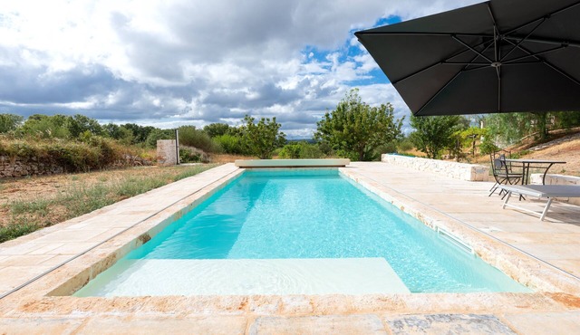 ‘Sabrina Resort’ Apartment with Private Pool, Wi-Fi & Air Conditioning