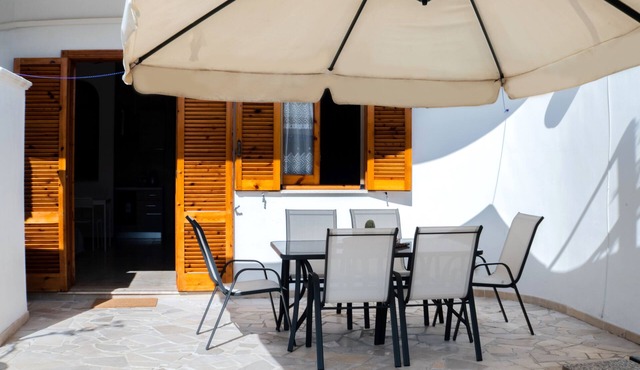 Sirocco cottage - A stone's throw from the sea with private courtyard! in Torre Saracena