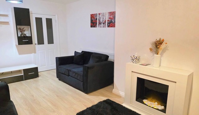 Spacious 3 Bed 2 Baths Free WiFi Central Location in Middlesbrough