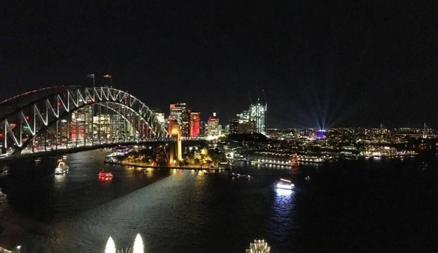 Spacious 3-Bedroom Apartment with Water View, 900m Stroll to Harbour Bridge in Milsons Point