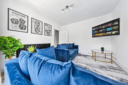 Spacious 3 Beds Home - walking distance from Shirley High Street - sleep 7 - Free Parking - Pool Table - 50" TV in Southampton