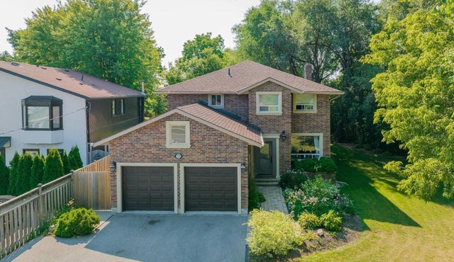 Spacious 5+2-bedroom house with AC, WiFi in charming Pickering in Pickering