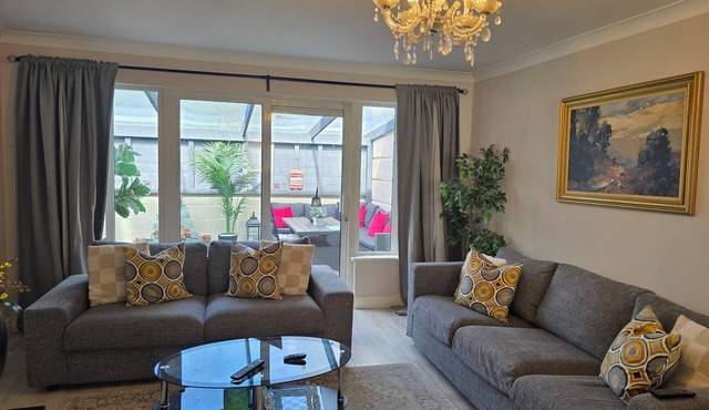 Spacious Modern 3 bedroom Dublin Home | Fast 1 GB WiFi | Workspaces | Sleeps 7 in Dublin