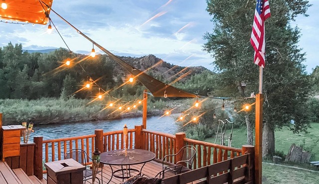 Spacious riverside Lodge w/gameroom and covered pavilion for outdoor grilling in South Fork