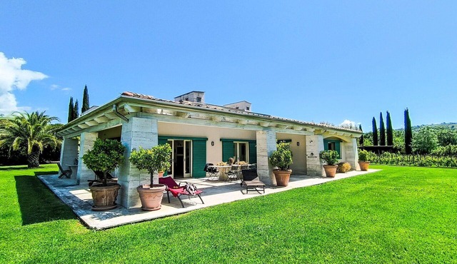 Stunning private villa for 5 people with A/C, WIFI, hot tub, TV, patio and pets allowed in Manciano