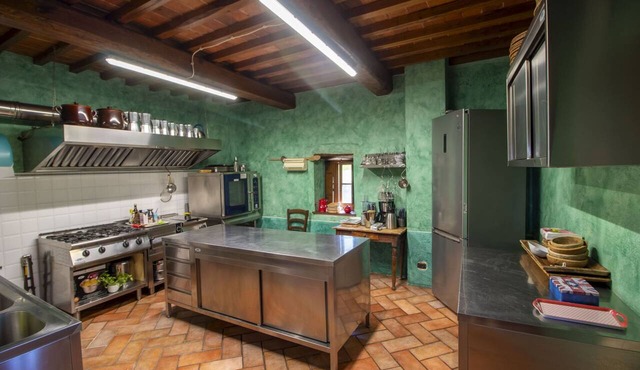 Stunning private villa for 16 guests with WIFI, private pool and TV