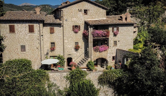 Stunning villa for 14 guests with WIFI, TV and pets allowed, close to Ascoli Piceno