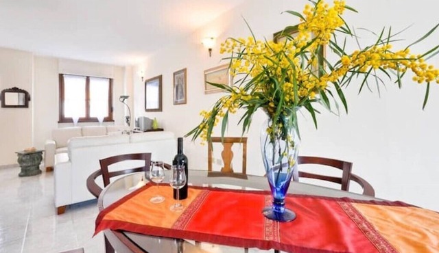Stylish & Spacious Townhouse - Walk to Beach & Town