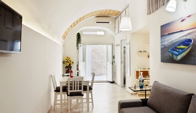 The 40 sqm apartment, which can accommodate up to 4 people, is located on the ground floor of a typical house in the ancient city (Bari Vecchia), near the basilica of San Nicola, in a perfect position both for visiting the old Bari and the Castle and t