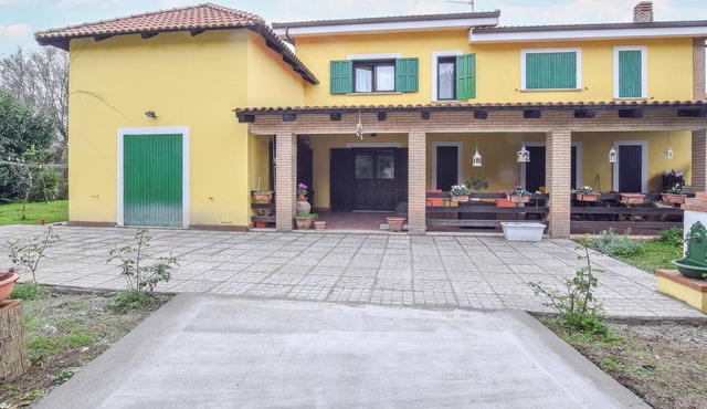 This spacious and well distributed vacation apartment offers you and your family a view of the Tyrrh in Drapia
