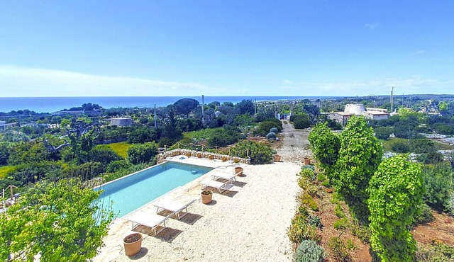 Traditional country estate w/pool & sea view