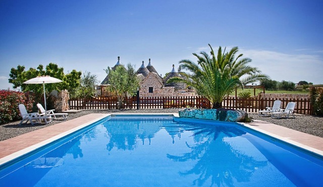 Trulli il Castagno, trulli farmhouse with pool, garden and private tavern