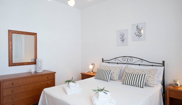Ulivo Apartment with Private Terrace, Balcony and Wi-Fi