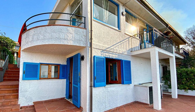 Vacation apartment on the 1st floor of a two-family house, about 3. 8 km from Marina di Camerota, in