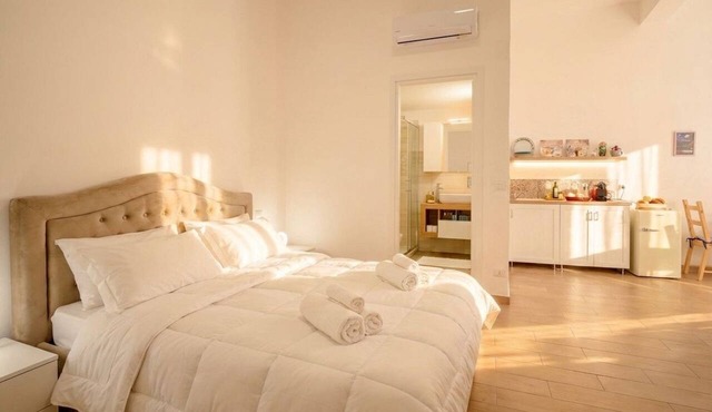 Vecchia Bari Castello Svevo | Historic Charm with Balcony
